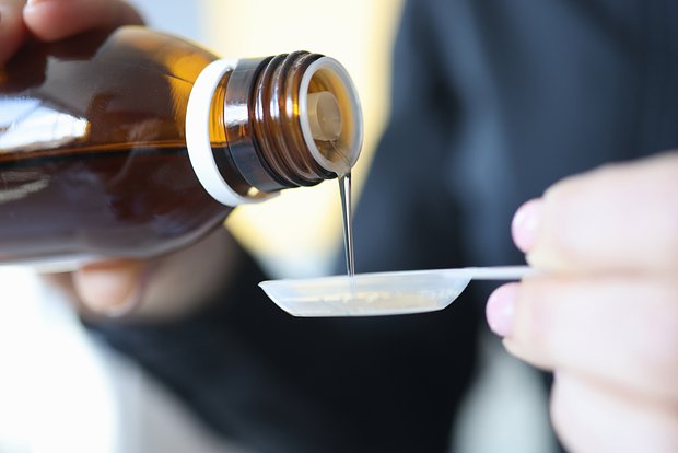 Врач решил доказать безопасность погубившего двух детей сиропа, выпил его и упал в обморок