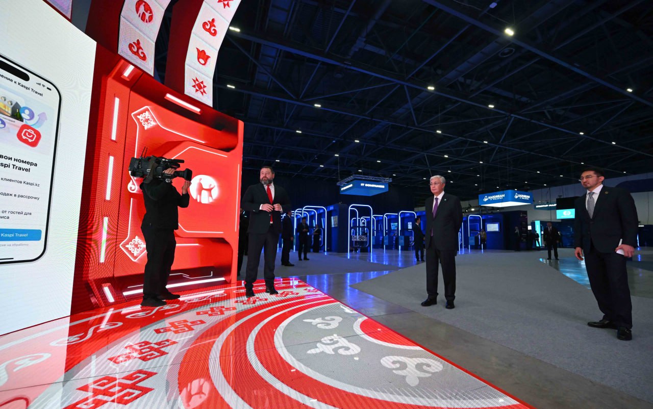 Глава государства посетил выставку цифровых решений