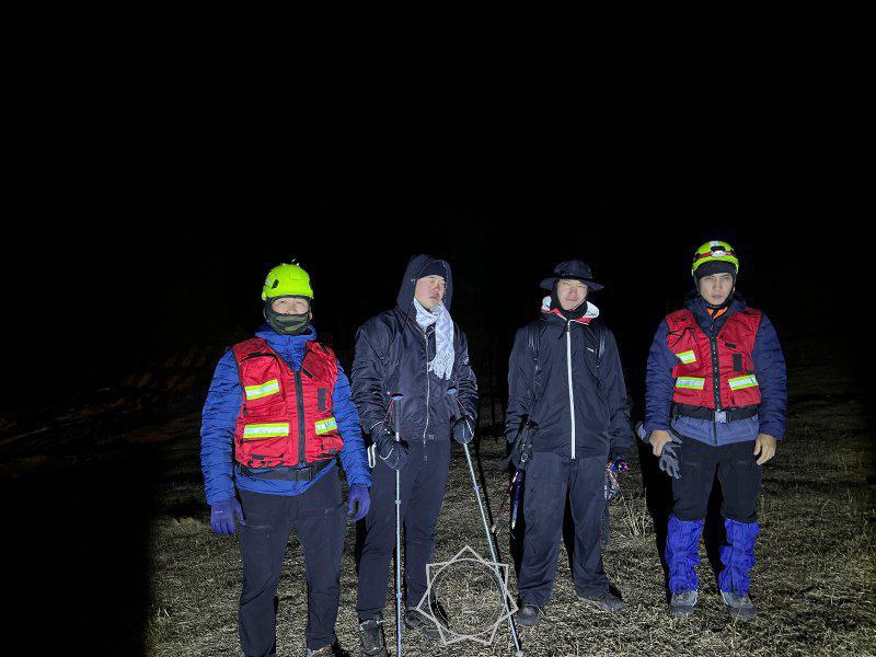 Двух туристов спасли в горах у Алматы