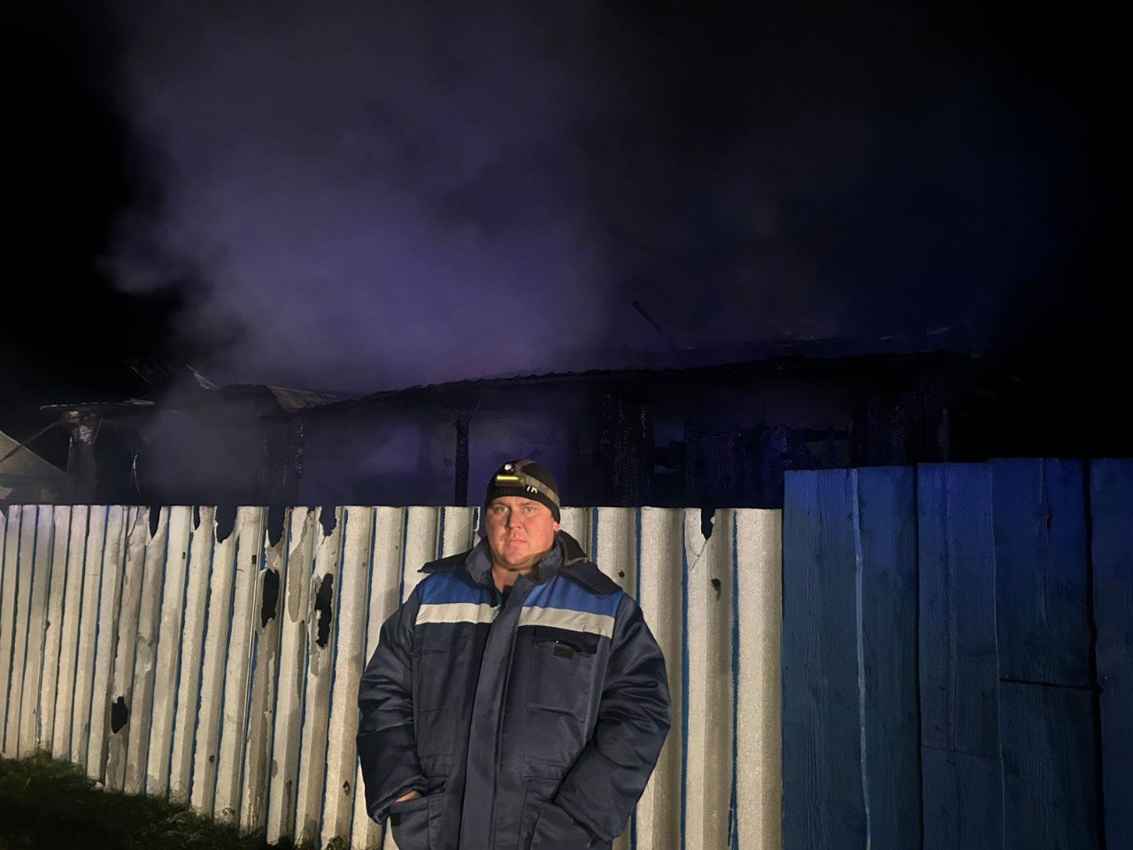 В ВКО мужчина спас двоих малышей из горящего дома