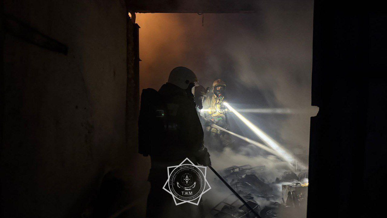 Здание загорелось в Алматы