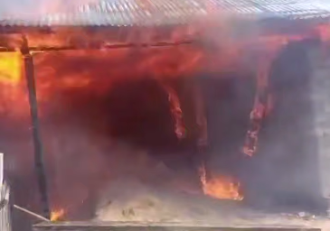 Сотрудники МЧС на пожаре спасли автомобиль и предотвратили распространение огня