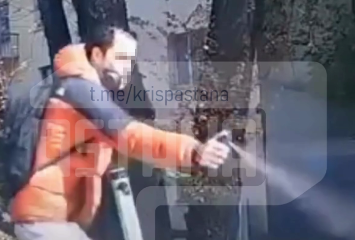 Самокатчик брызнул перцовым баллончиком в лицо водителю и сбежал с места происшествия в Алматы