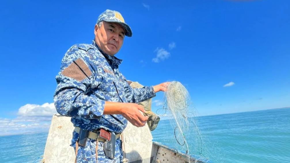 В Жетысуской области полицейские и экологи очистили берега