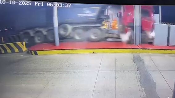 Грузовик протаранил пункт взимания платы на трассе Астана - Щучинск