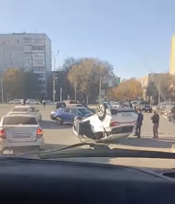 Легковой автомобиль опрокинулся на крышу в Усть-Каменогорске