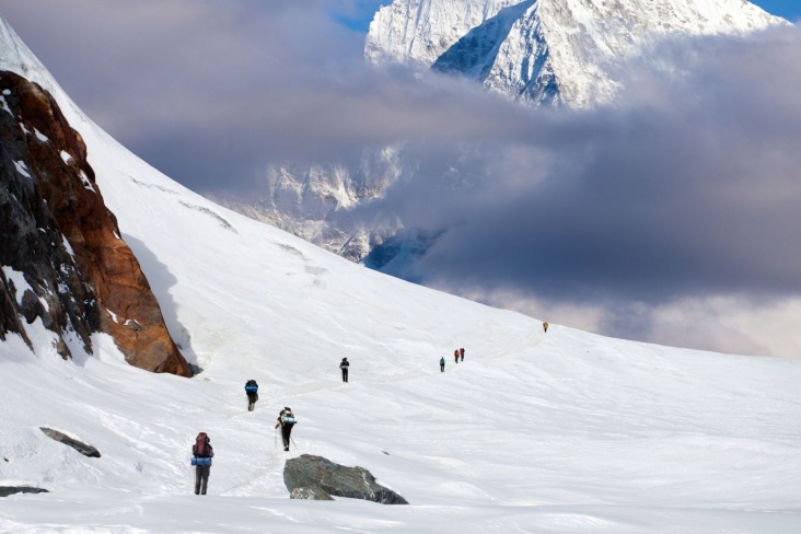 Всех застрявших на Эвересте из-за снежной бури туристов спасли