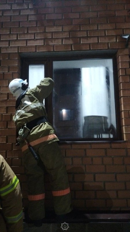 В Косшы сотрудники спасательных служб освободили подростка из закрытой квартиры