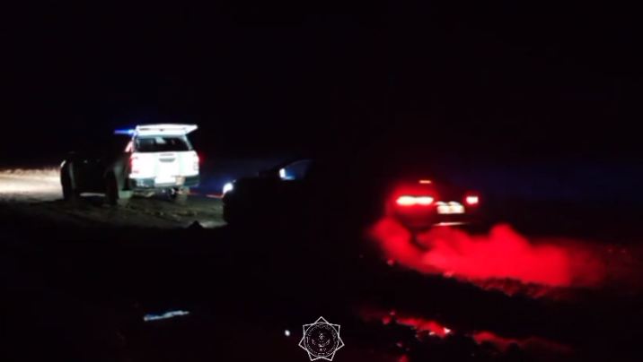 В Костанайской области из грязевой ловушки отбуксировали автомобиль с людьми