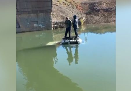 В Туркестанской области спасли двух мужчин, которые вместе с автомобилем упали в канал