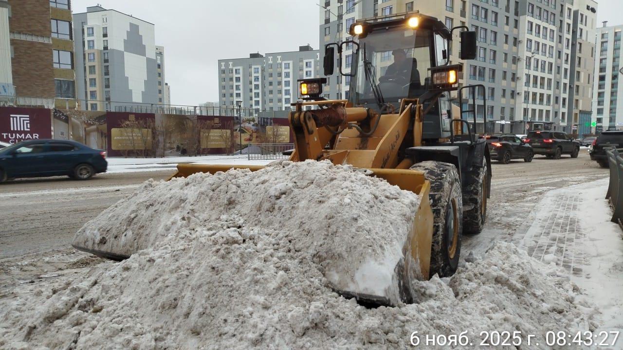 В Астане на уборку снега вышли порядка 2 500 дорожных рабочих