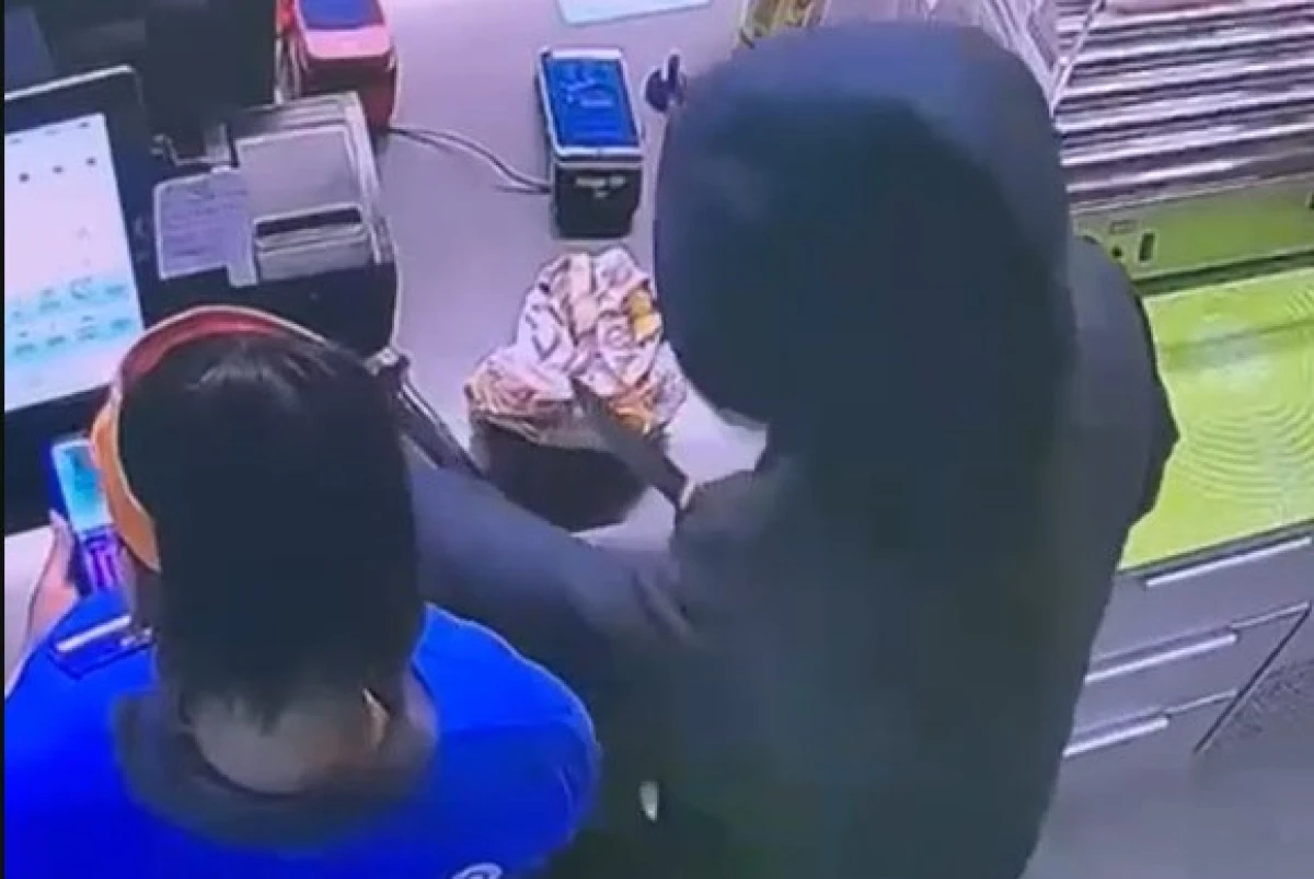 В Актау мужчина с ножом ограбил автозаправку