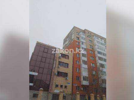 В Астане облицовка жилого дома обрушилась, под обломками оказались пять человек