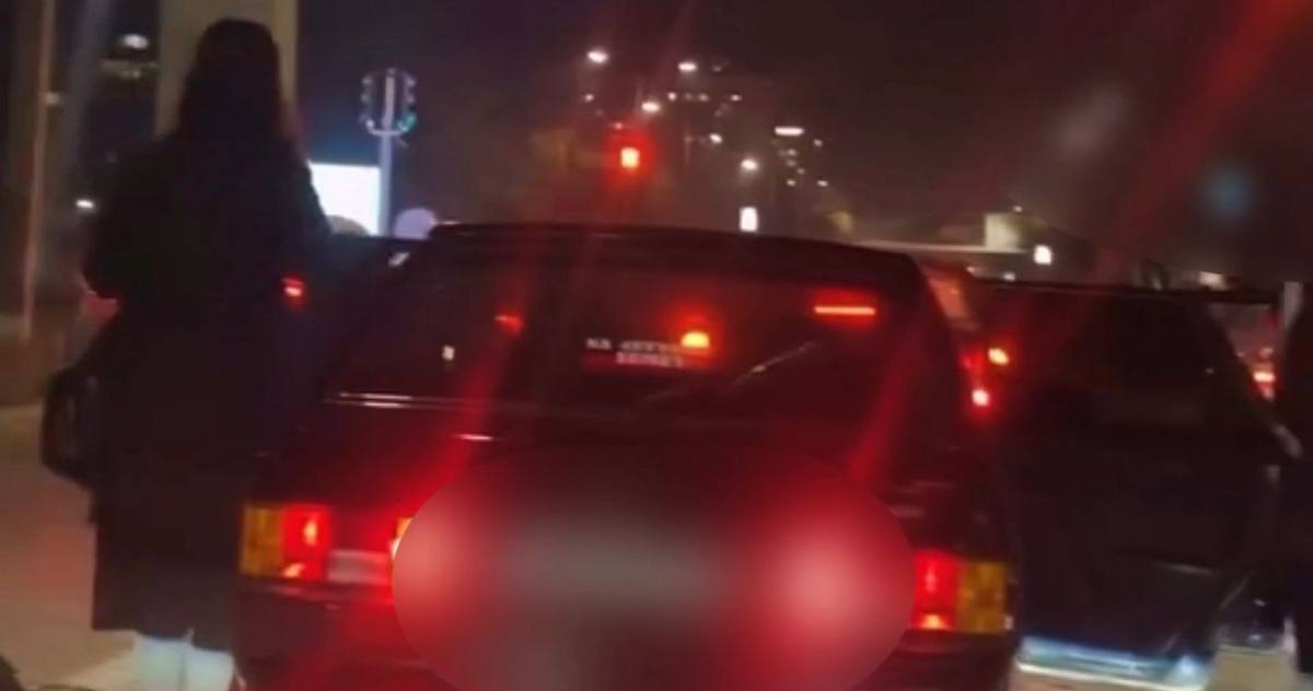 В Абайской области наказали водителя и пассажиров, устроивших танцы на светофоре