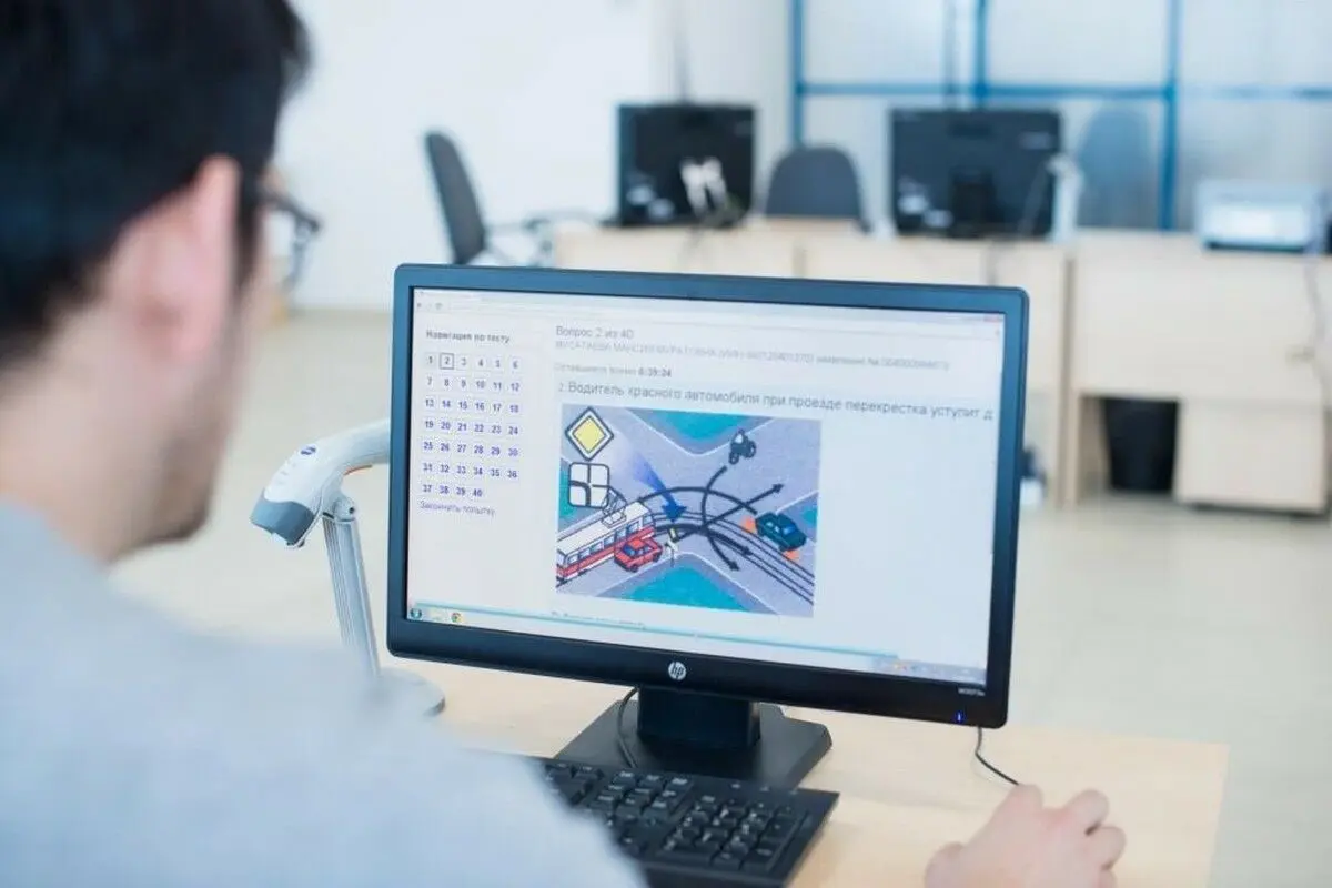 Один компьютер на весь город: жанаозенцы ночуют у ЦОНа ради экзамена