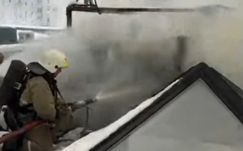 Кровля административного здания горит в Алматы