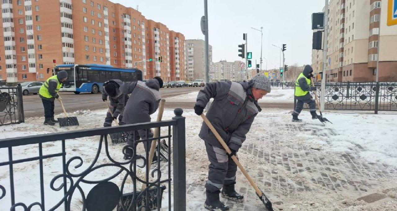 В Астане на уборку снега вышли почти 3 000 коммунальщиков