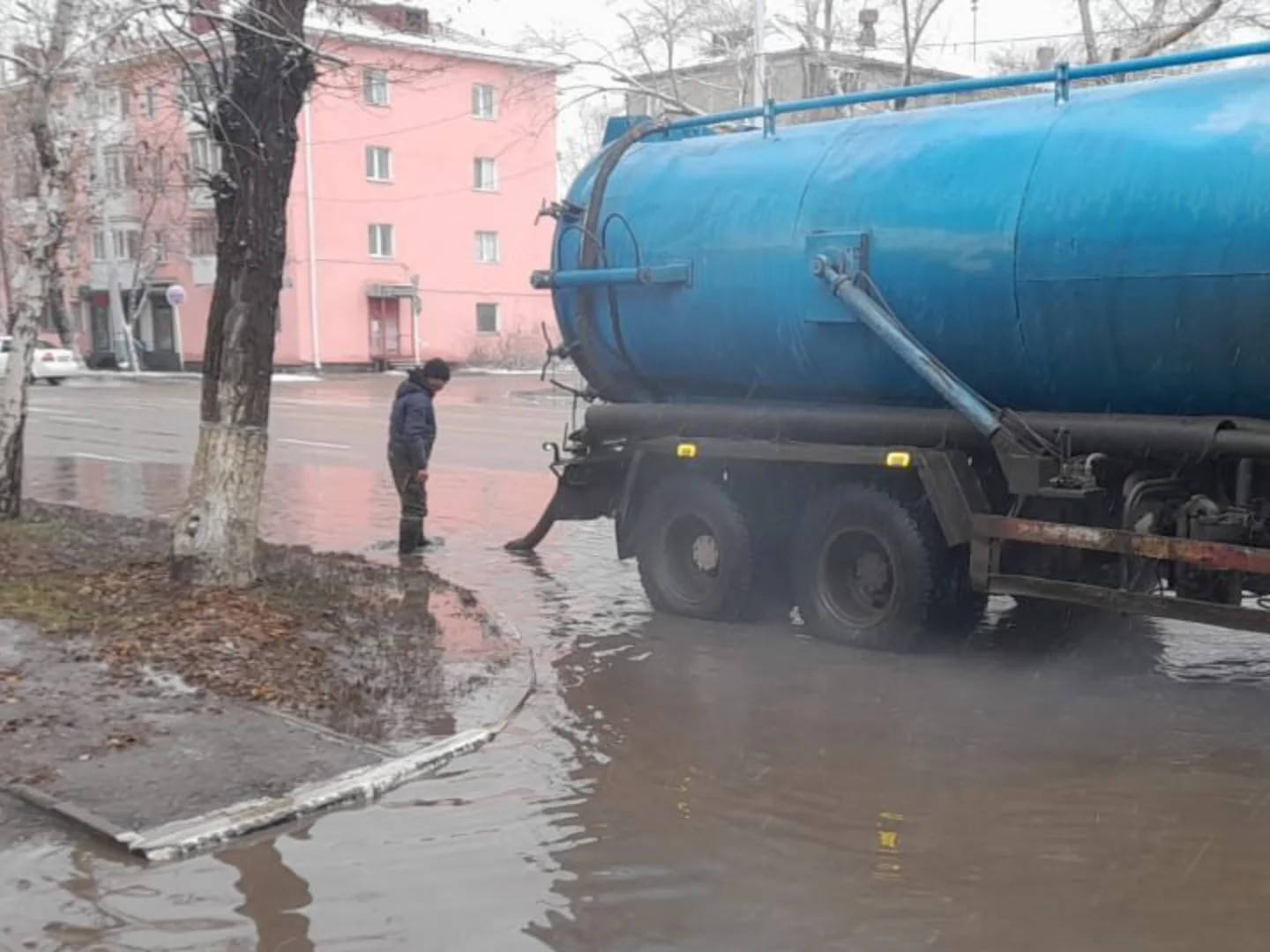 Воду на улицах после дождя откачивают в Усть-Каменогорске