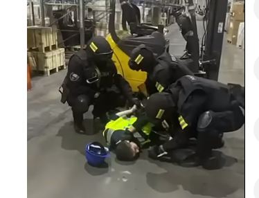 В Алматы транспортные полицейские предотвратили кражу дорогостоящих смартфонов в аэропорту