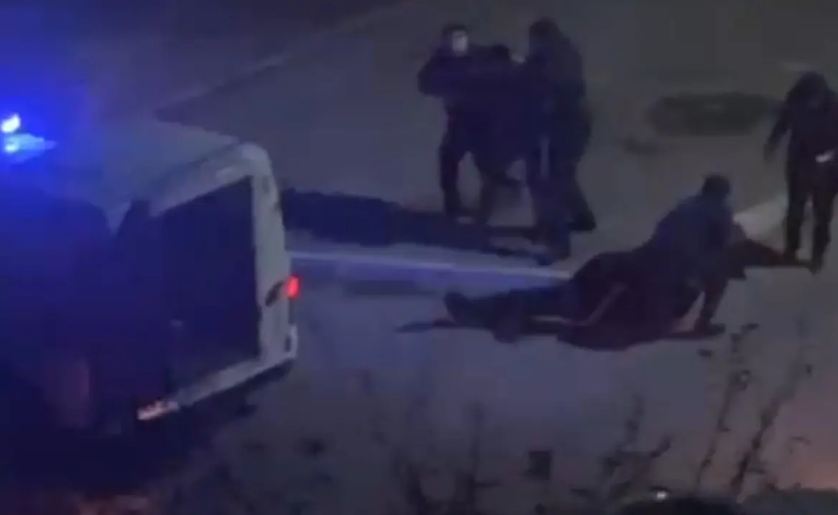 Пьяная компания в Актау оказала сопротивление полицейским: задержаны трое мужчин