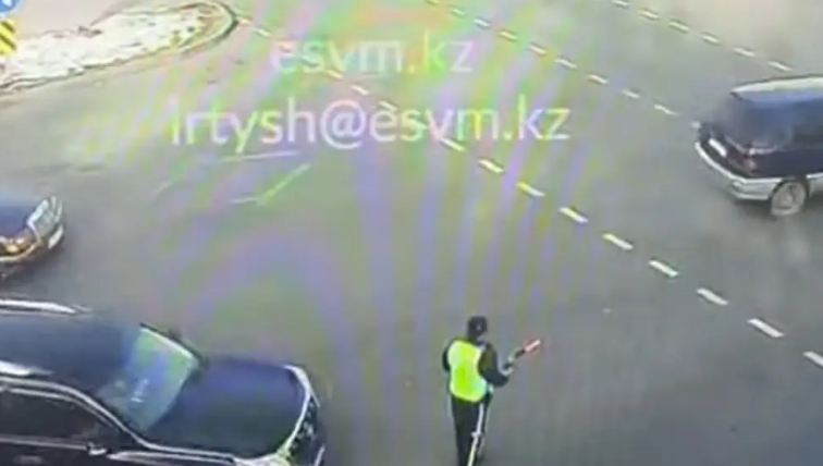 В Алматы водитель внедорожника на большой скорости сбил регулировщика