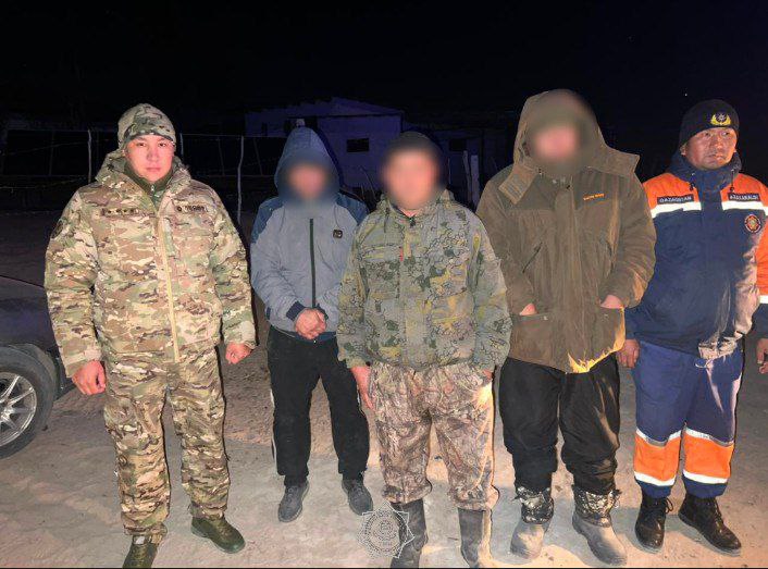 В Кызылординской области спасатели пришли на помощь заблудившимся рыбакам