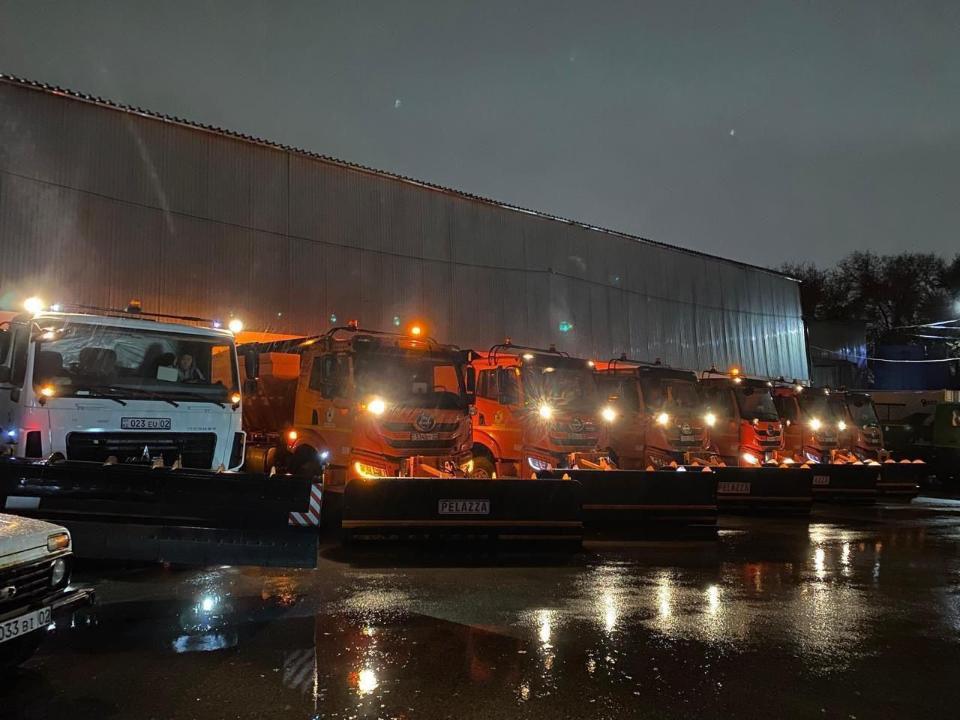 В Алматы на уборку снега вышли более 2500 дорожных рабочих