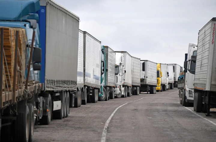 Больше тысячи фур застряли на казахстанско-китайской границе