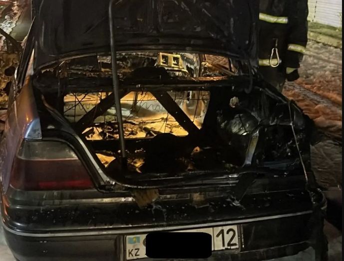 В Актау горел автомобиль, пострадали два человека