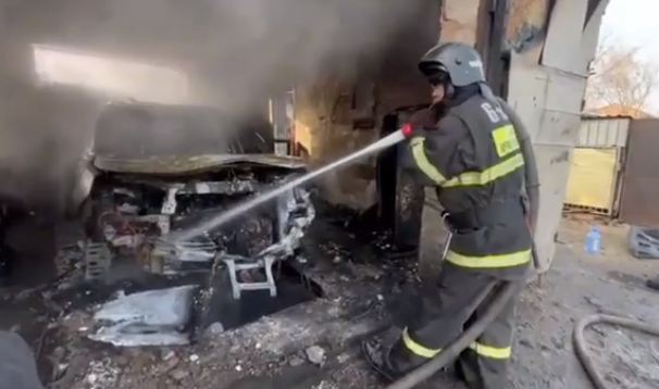 Гараж с двумя автомобилями горел в Усть-Каменогорске