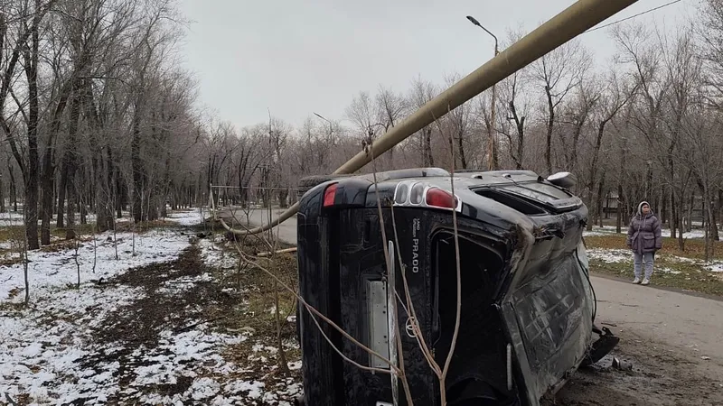 В Алматы внедорожник снес газопровод: без газа остались сотни домов