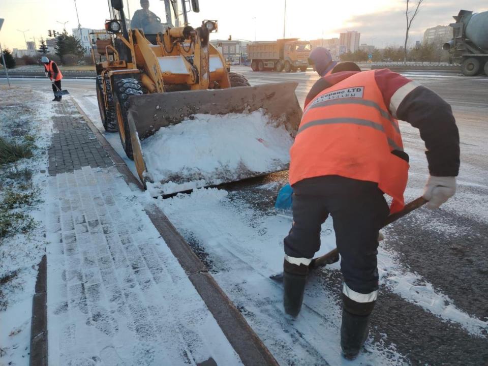 Из Астаны ночью вывезли почти 60 грузовиков снега