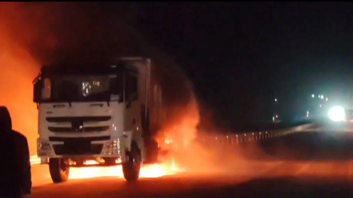 На трассе "Алматы — Усть-Каменогорск" загорелся грузовик