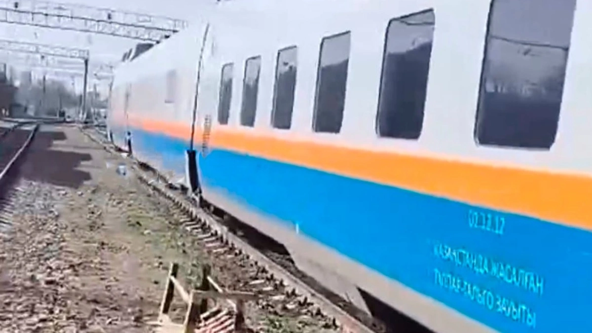 На переезде автомобиль протаранил вагон поезда "Алматы — Шымкент"