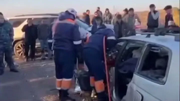 Спасатели освободили зажатого водителя после ДТП в Алматинской области