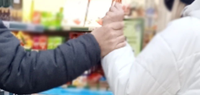 В Таразе мужчина избил женщину на глазах у ребенка