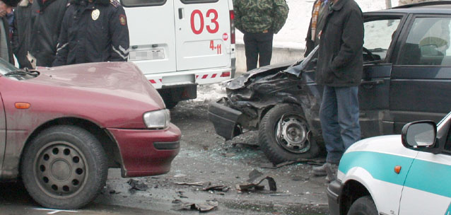 Сорвавшийся прицеп КамАЗа протаранил две легковые машины