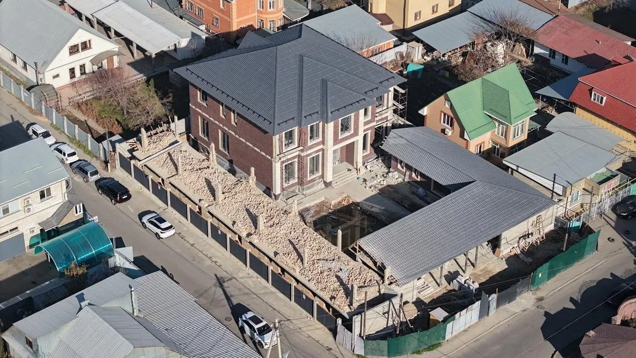 В Алматы по решению суда сносят двухэтажное здание