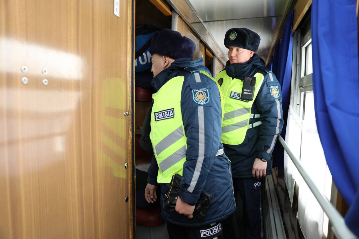 За 10 месяцев транспортные полицейские сняли с поездов свыше 600 пьяных пассажиров