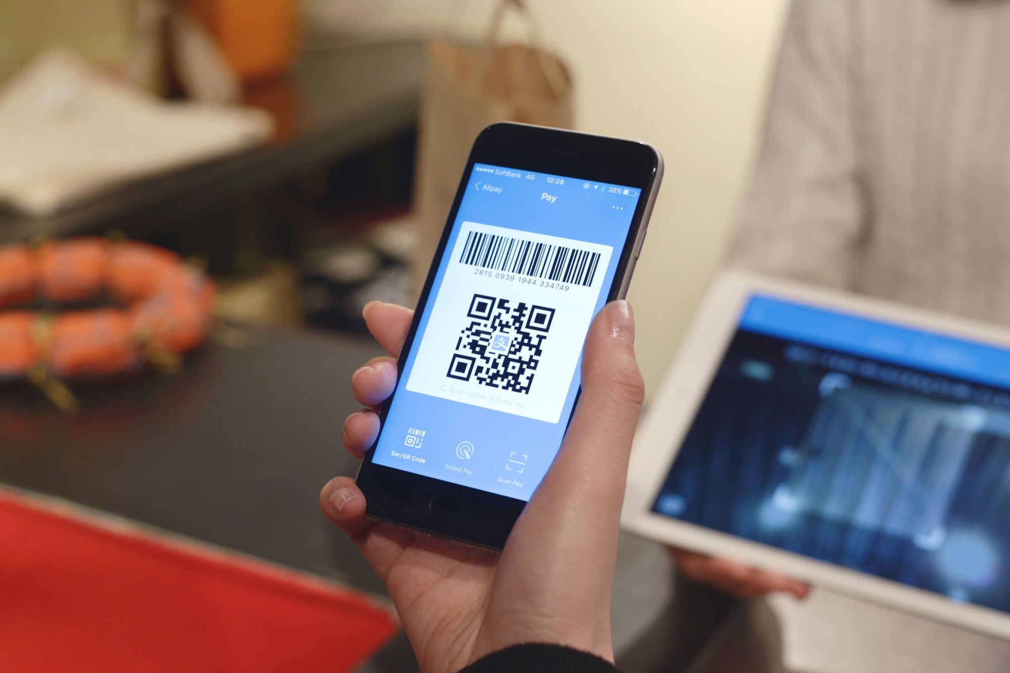 Сканирование QR-кода обернулось отключением телефона в Астане