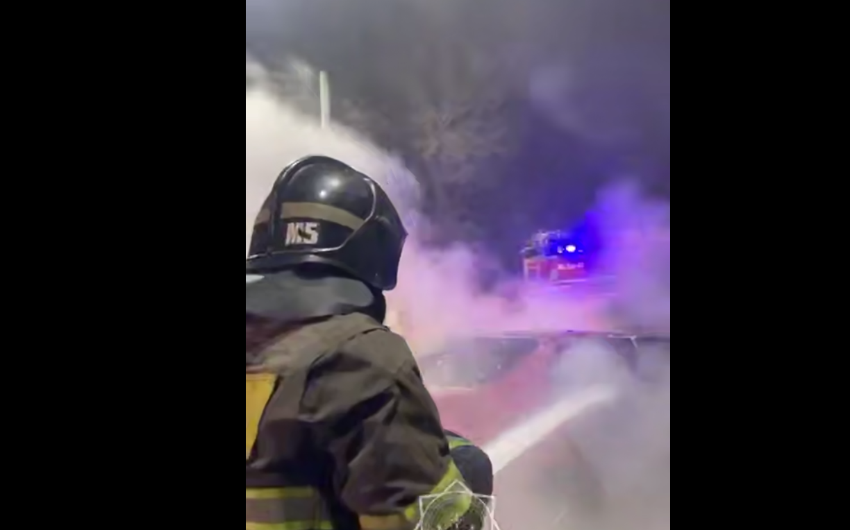 В Семее на мосту загорелся автомобиль