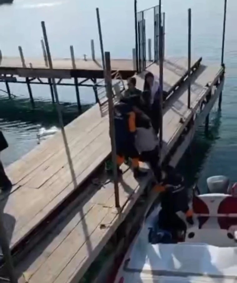 Женщина упала с причала в море в Актау