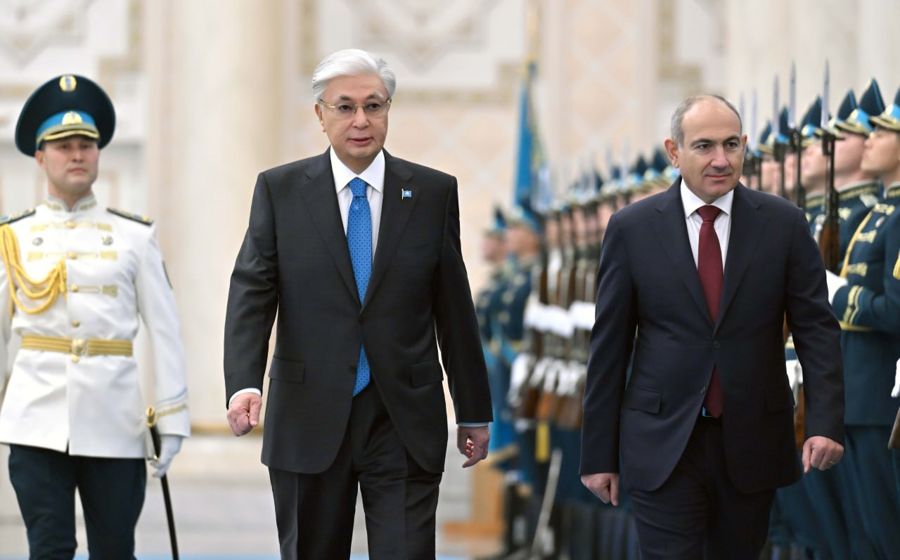 Токаев встретил премьер-министра Армении