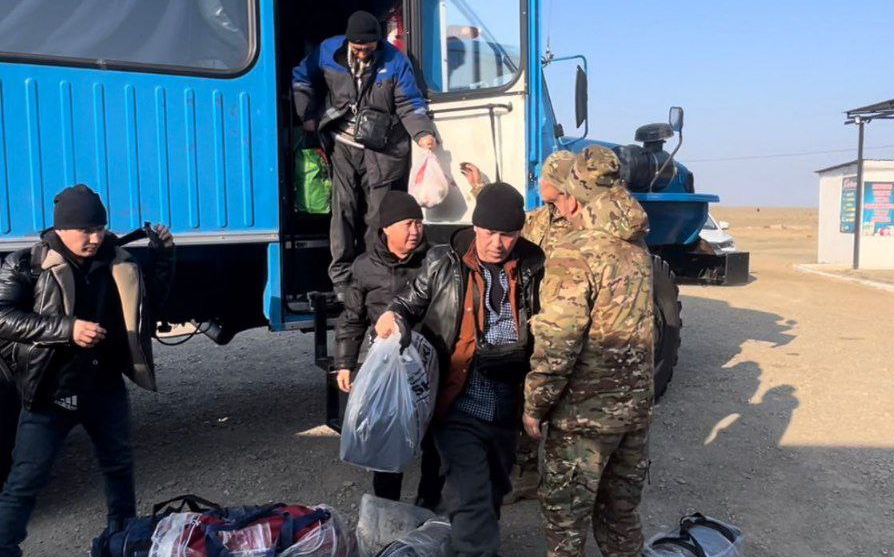 Сотрудники МЧС эвакуировали иностранцев, застрявших на трассе в Казахстане