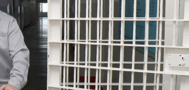 Мужчина, выпроваживая надоевшего гостя, нанес ему 9 ударов ножом