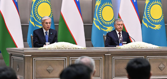 Президенты Казахстана и Узбекистана провели брифинг для представителей СМИ