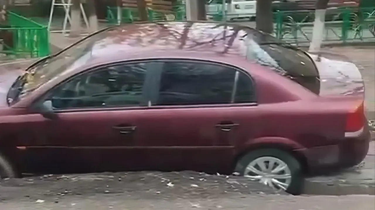 В Шымкенте четыре автомобиля провалились в яму после ремонта дороги