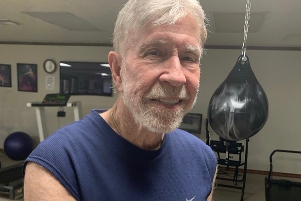 В сети восхитились внешностью 85-летнего Чака Норриса на фото