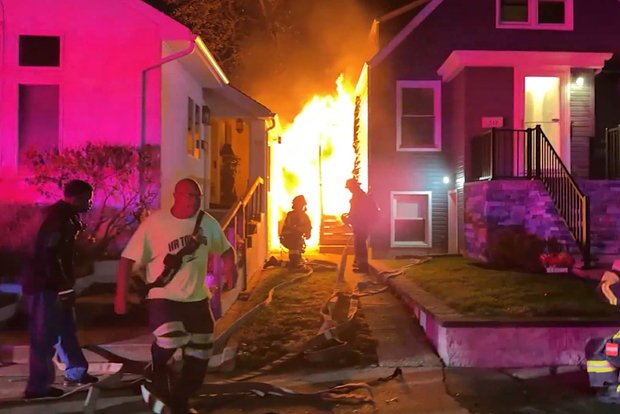 Маленькая собака спасла семью из горящего дома в США