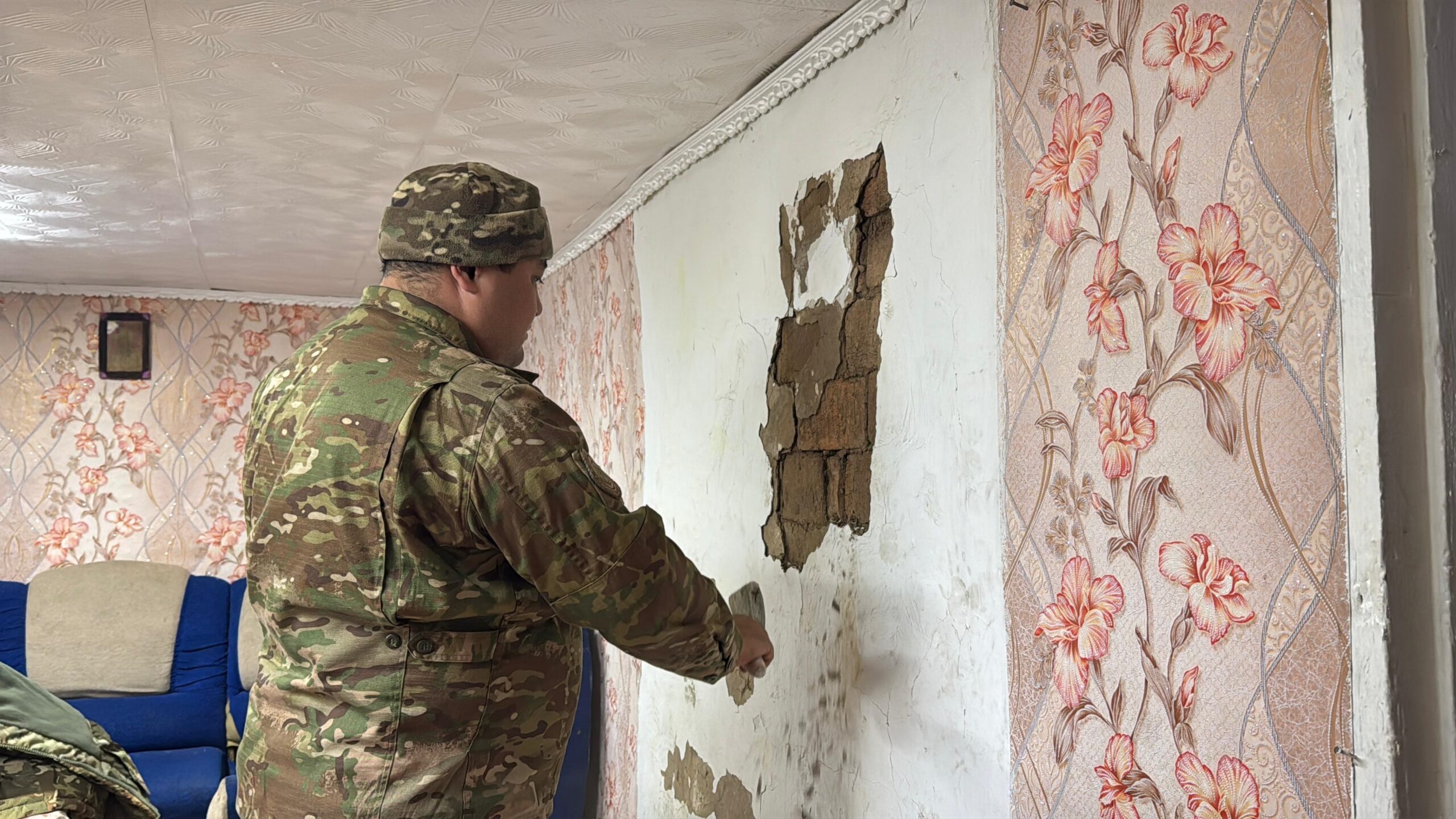 Спасатели помогают жителям привести печи в порядок